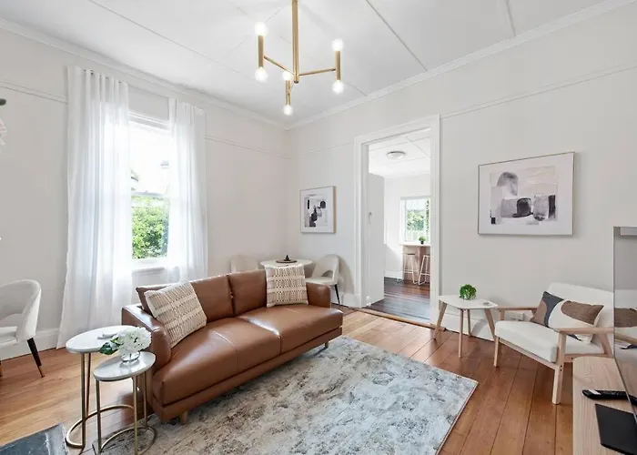 Art Deco W Modern Twist 1Bed 1Bath 1Car New Farm