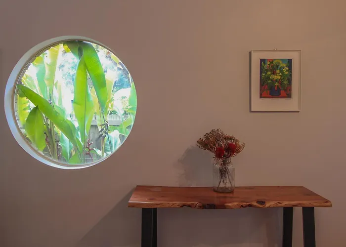 Leafy Retreat Townhouse Near Airport & City