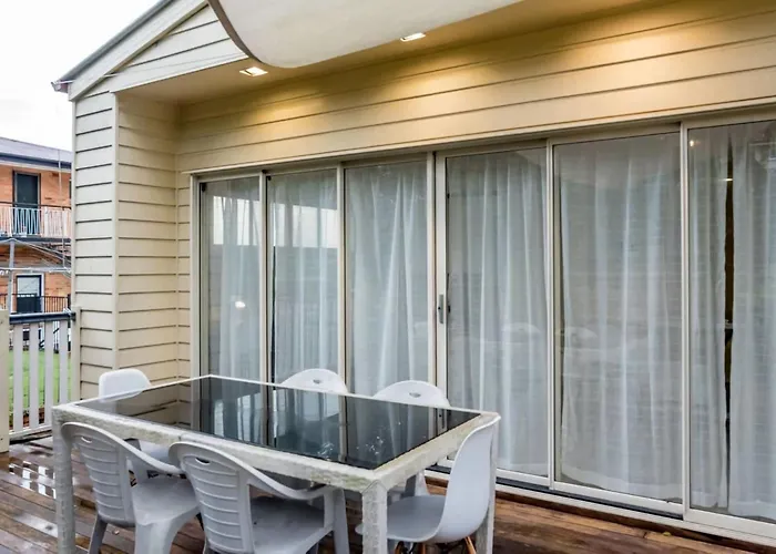 Modern Top Floor 2Br With Private Deck