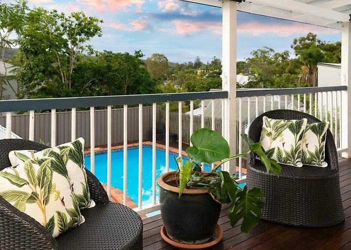 The Indooroopilly Queenslander - 4 Bedroom Family Home - Private Pool - Wifi - Netflix