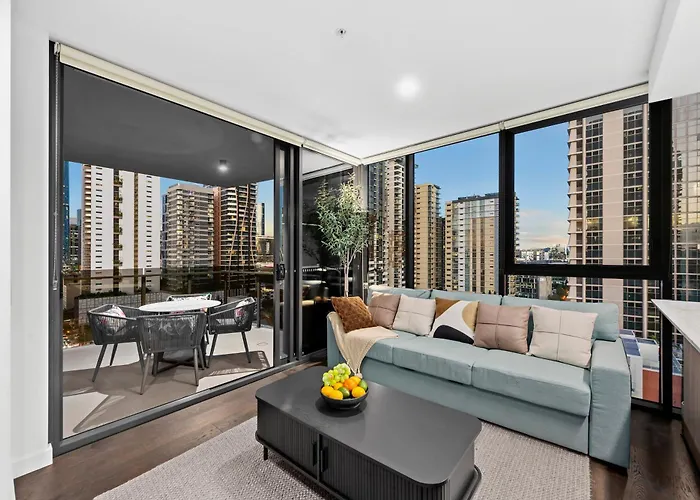 Bright And Modern Apt With Balcony, King Bed And Parking