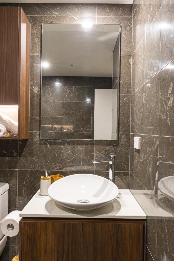 Hamptons Retreat On Level 77 Skytower Brisbane