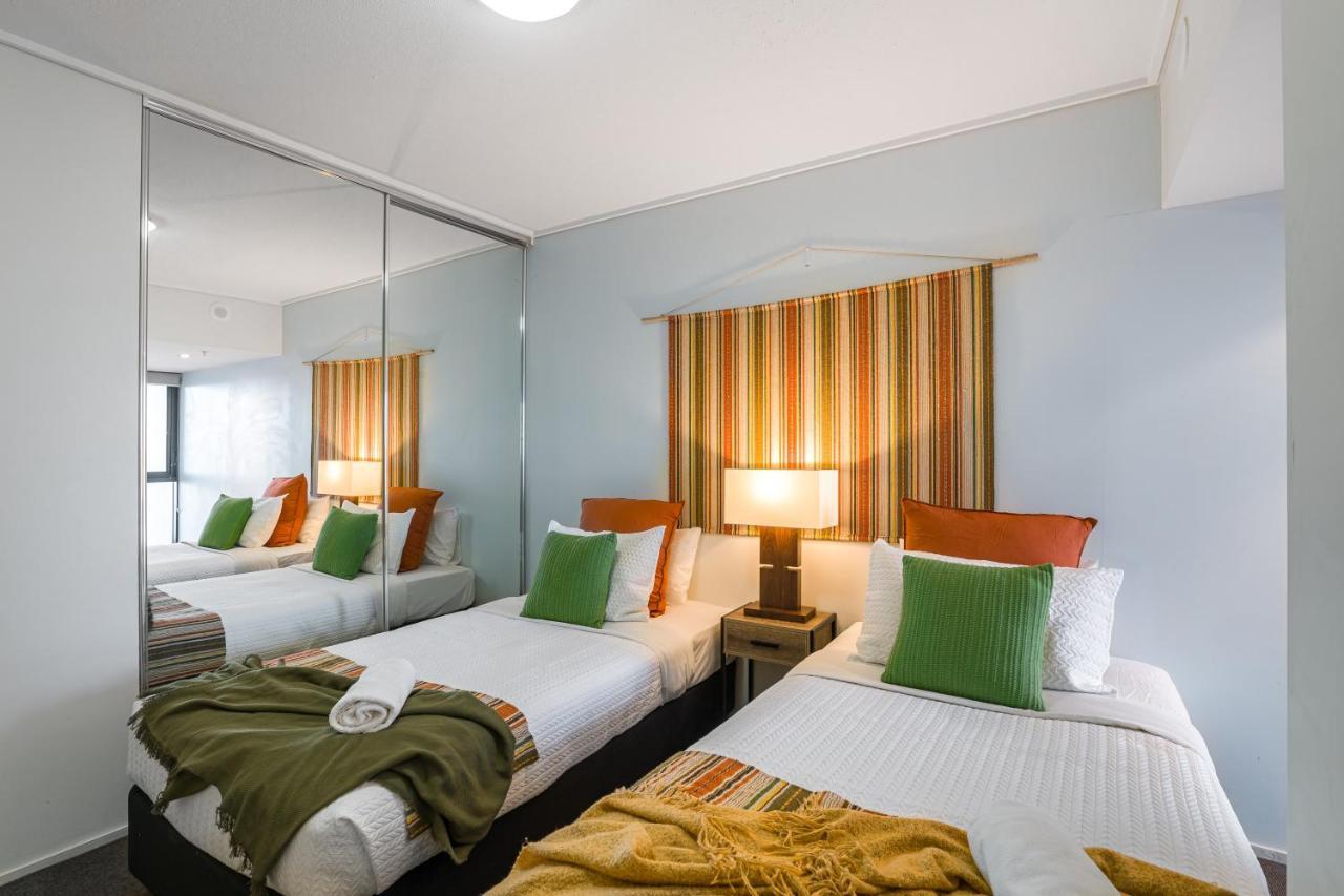 African Escape On Level 38 - Balcony With Views