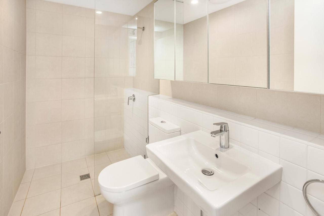 Slick Valley Pad With Balcony And Rooftop Pool Brisbane