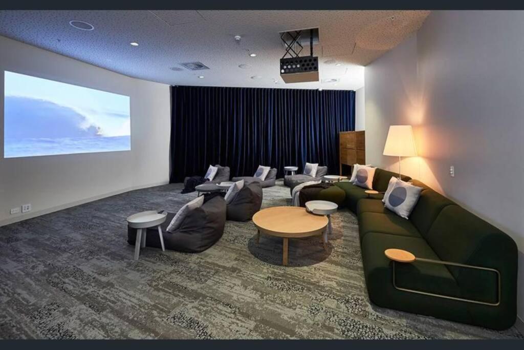Lvl 23 Spire Infinity Pool Netflix Wifi Carpark By Stylish Brisbane