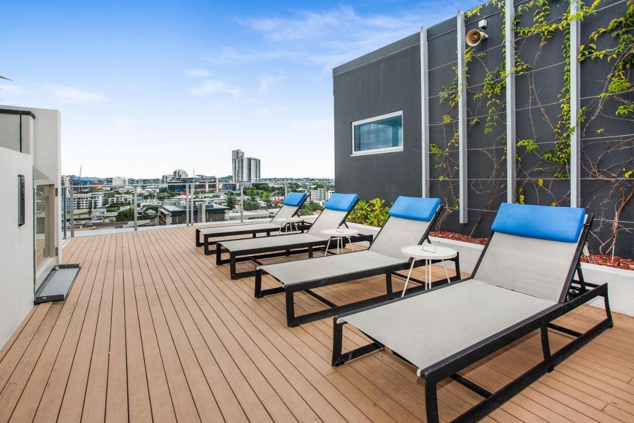 Slick Valley Pad With Balcony And Rooftop Pool Brisbane