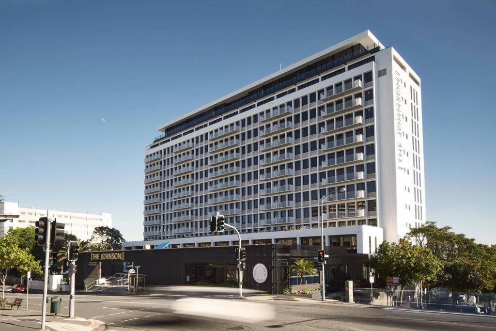 Modern Central 2 Bed Carpark Wifi Netflix Pool Gym *
