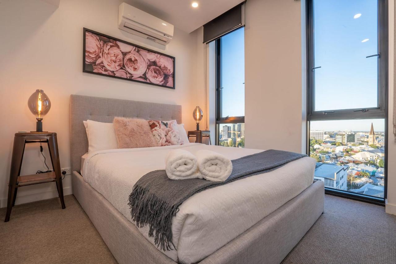 Modern Central 2 Bed Carpark Wifi Netflix Pool Gym Apartment *