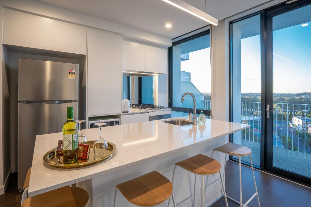 Modern Central 2 Bed Carpark Wifi Netflix Pool Gym Apartment *