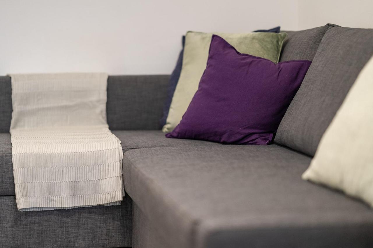 Modern Central 2 Bed Carpark Wifi Netflix Pool Gym Apartment