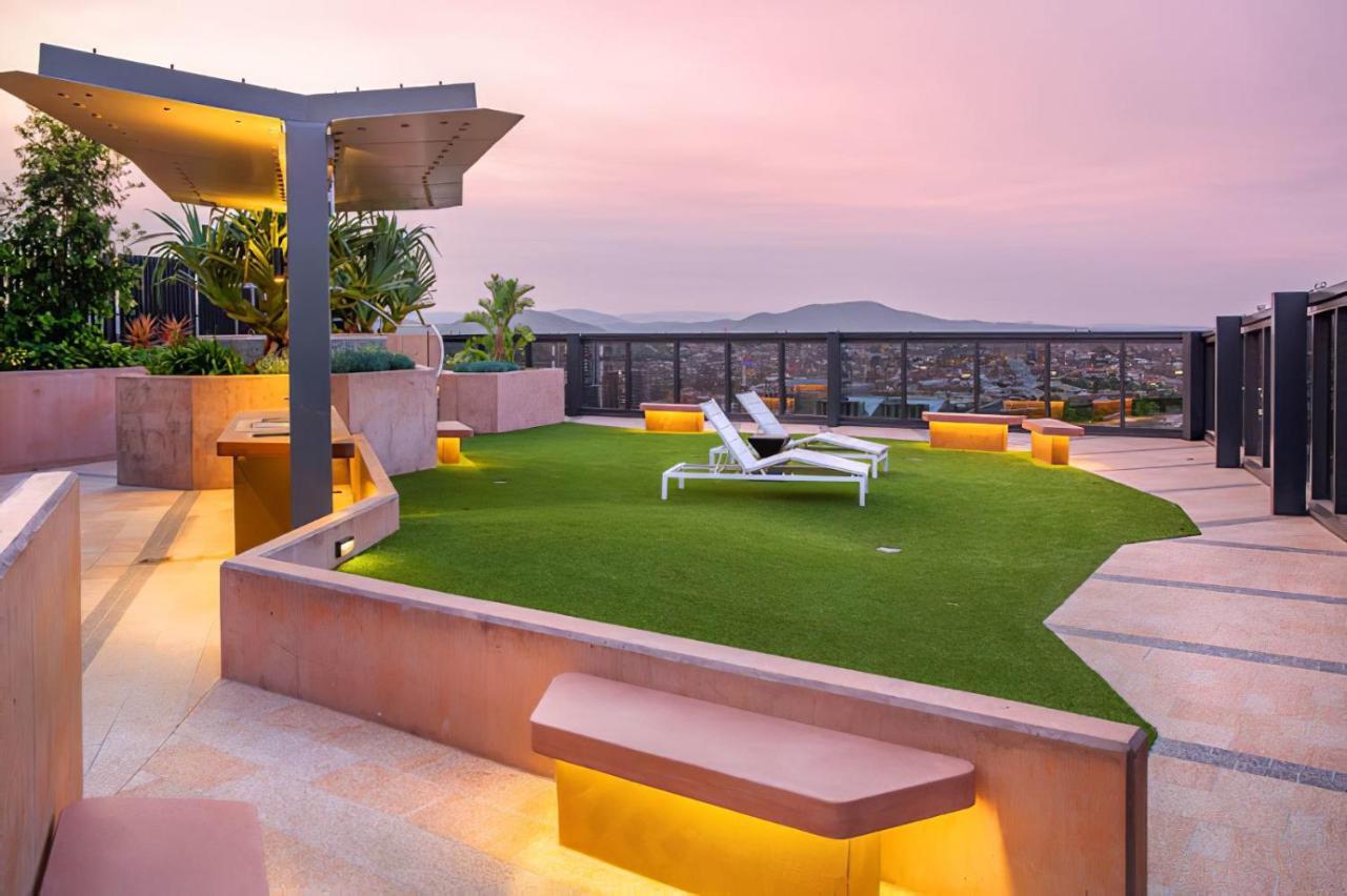Living 2 Bedroom With Pool, Spa, Gym & Parking Brisbane