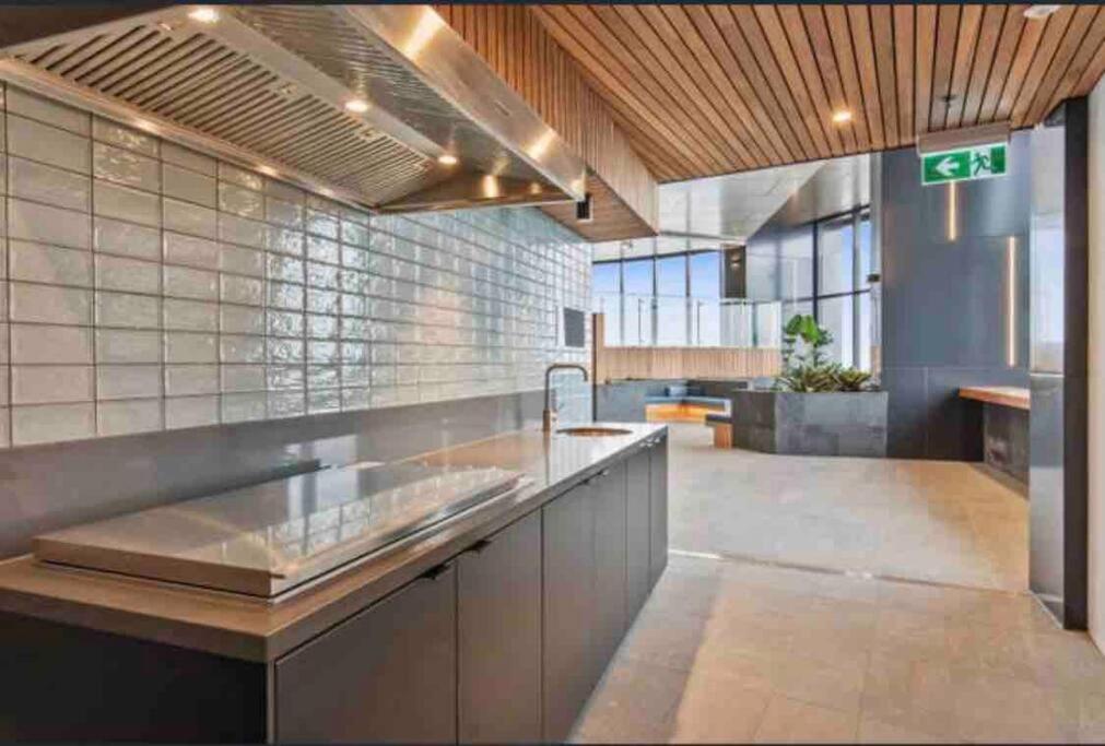 Apartment Luxury Living In A 2-bedroom Perfect Brisbane