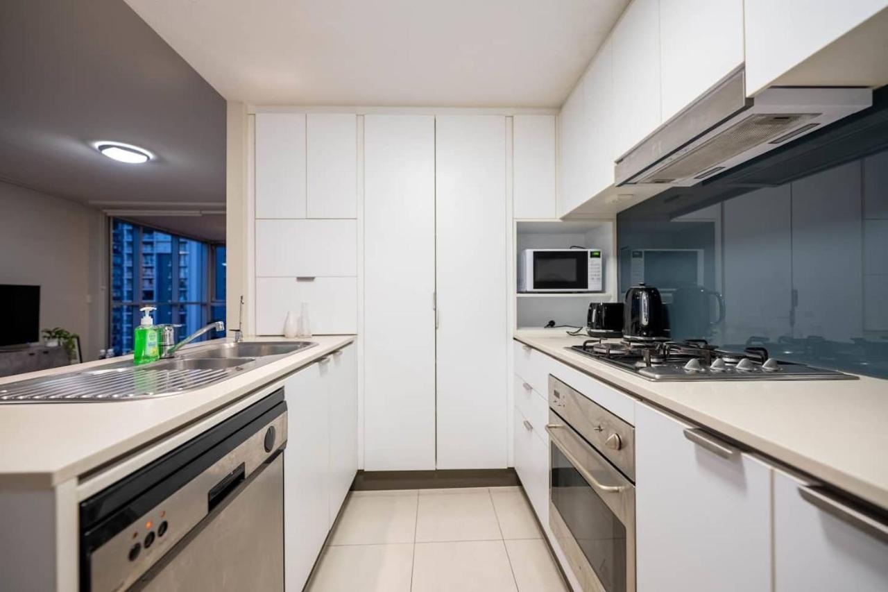 Apartment Spacious 3 Bed City Apt With Car Park, Pool & Gym