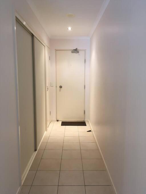 Merivale In South Two Beds Two Baths One Parking Apartment *