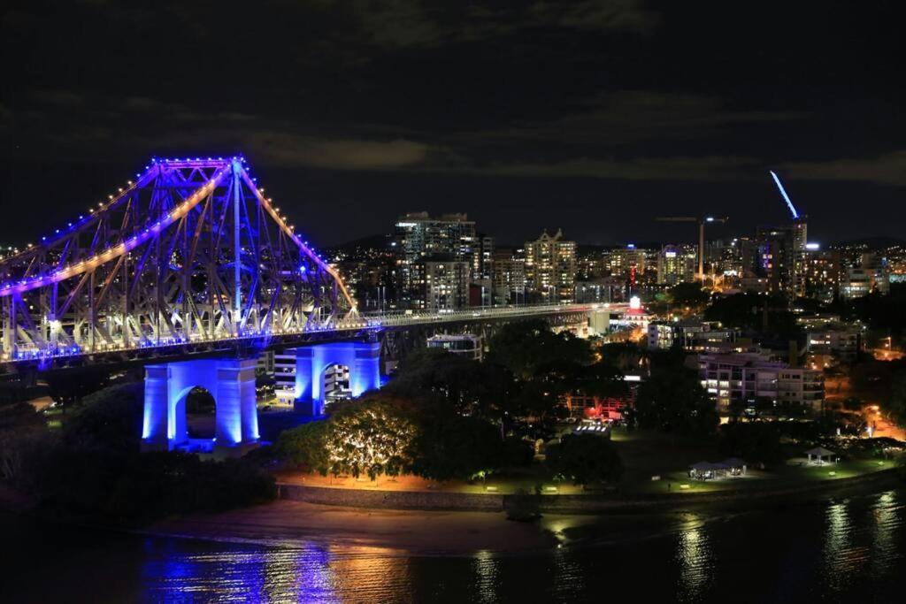 Bridge And River Views * Brisbane