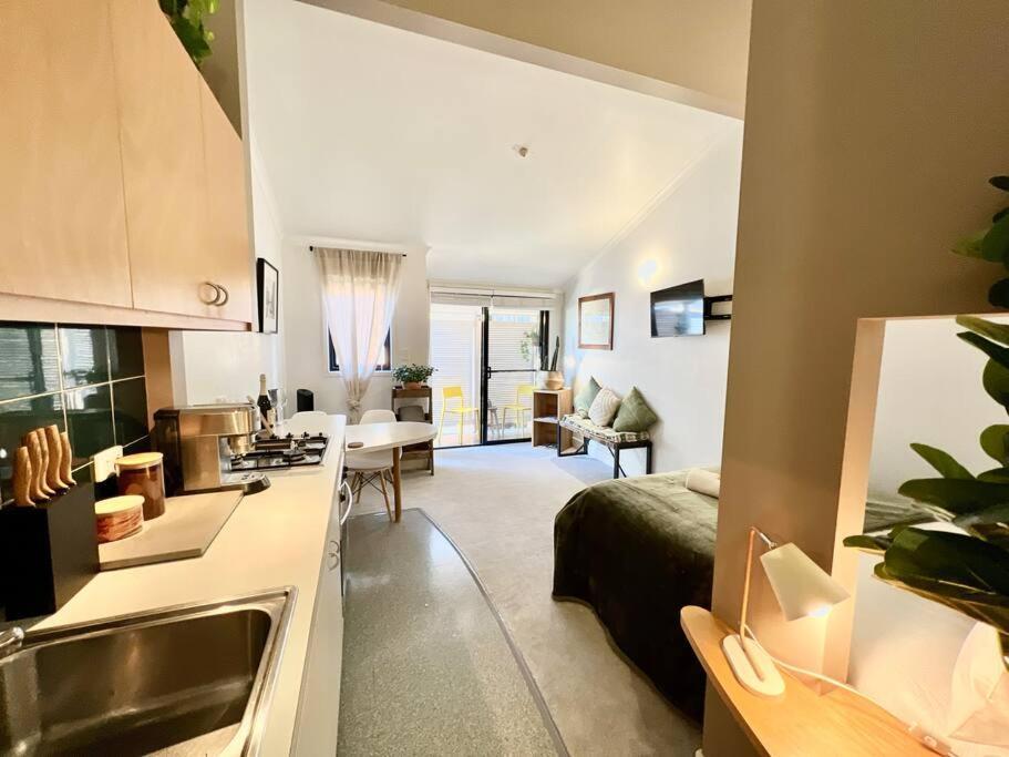 Self Contained Haven In New Farm Apartment