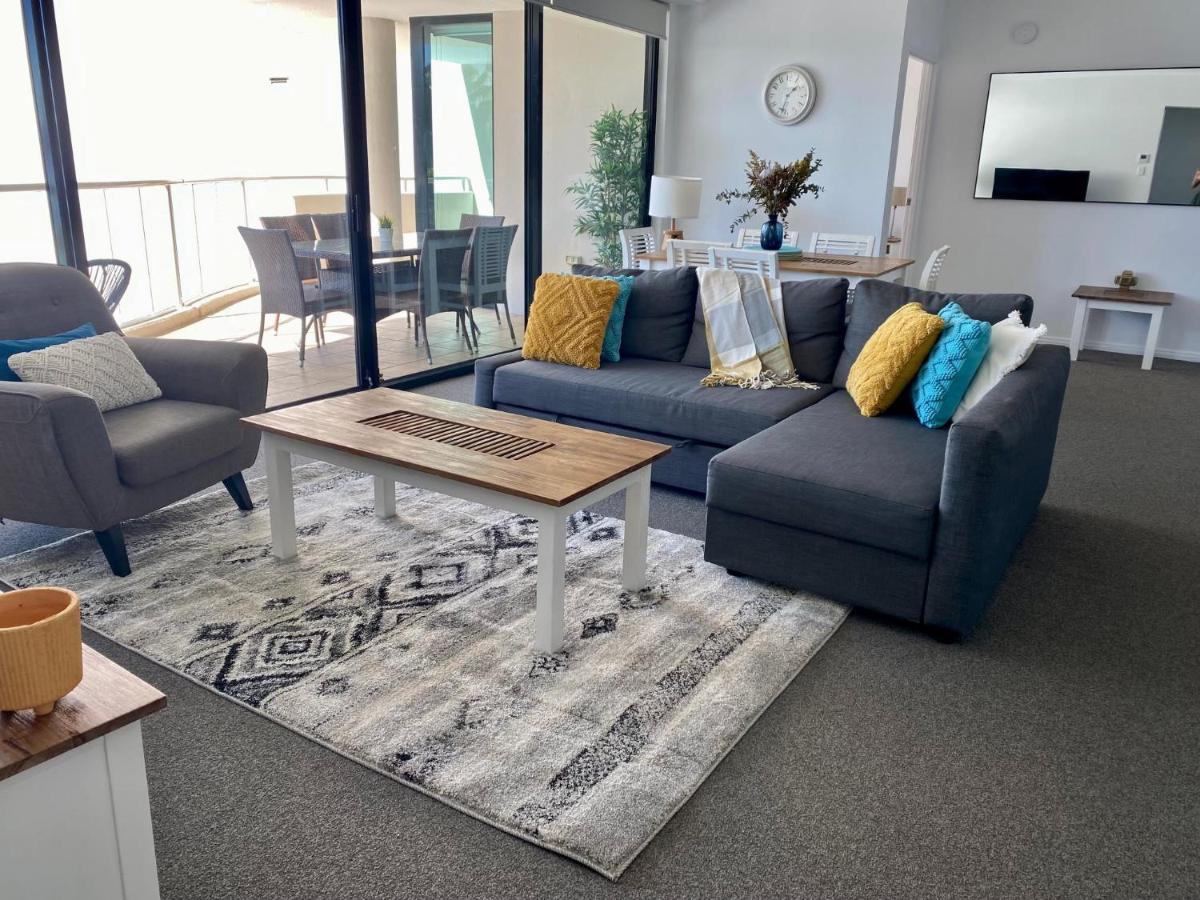 Riverside Retreat! Beautiful Water Views! - New Farm Apartment *