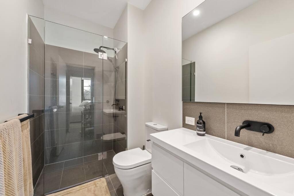 Great Located Unit/private Balcony, Pool,gym,parking * Brisbane