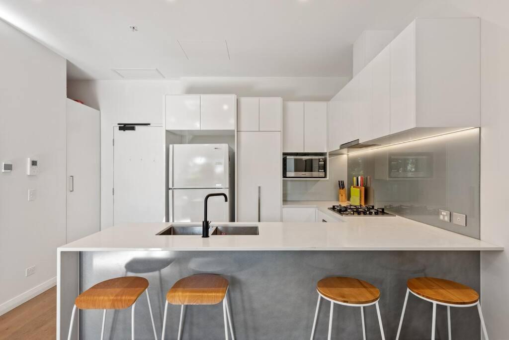 Great Located Unit/private Balcony, Pool,gym,parking Brisbane