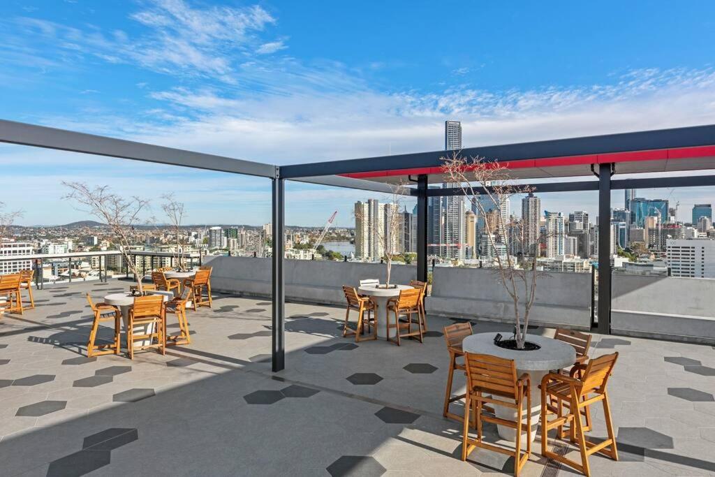 Great Located Unit/private Balcony, Pool,gym,parking