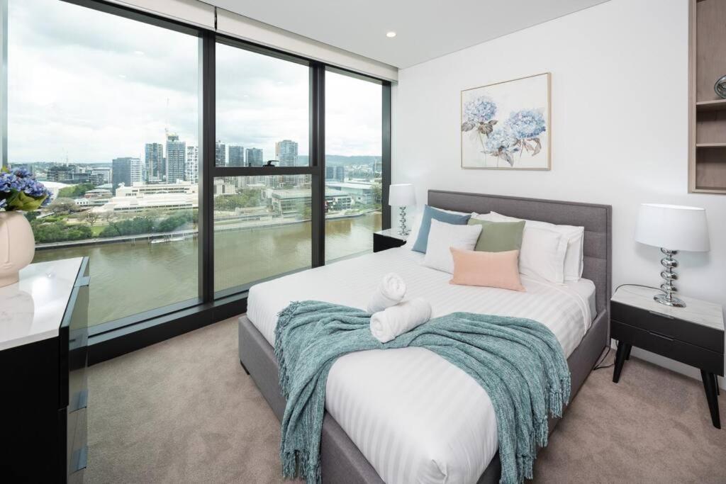 1404 Sophistication And Luxury On The River By Stylish *