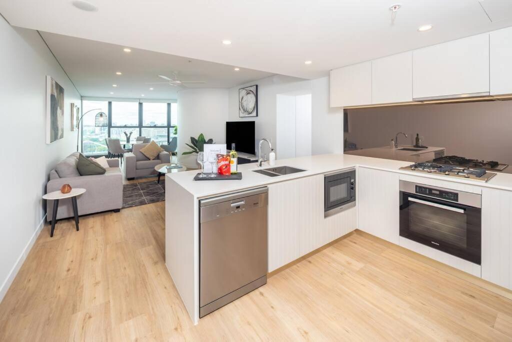 1404 Sophistication And Luxury On The River By Stylish