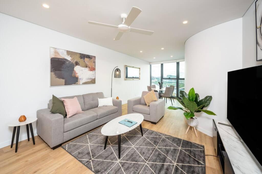 1404 Sophistication And Luxury On The River By Stylish *