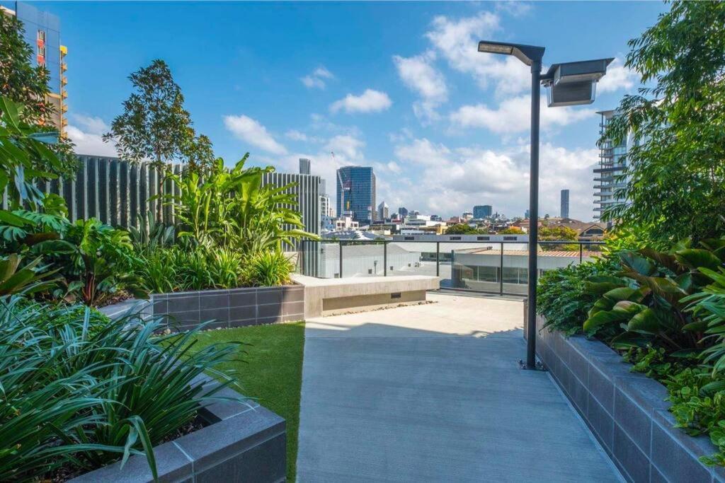 Apartment Pool+garden-1.5br/ 2beds Cls To Show Ground *
