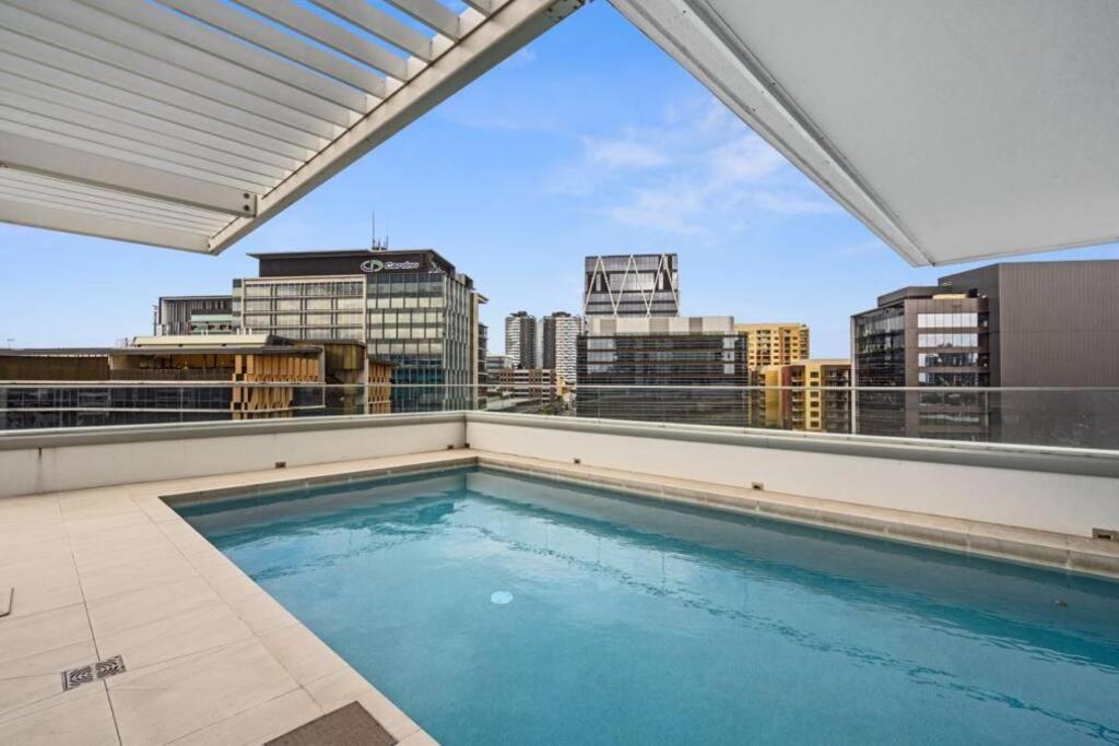 Lovely 2- Bedroom Unit With Free Parking Apartment