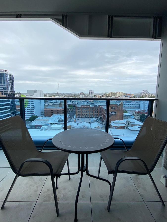 Iconic Building In Valley Spacious 2 Bed 2 Bath Luxurious Cbd