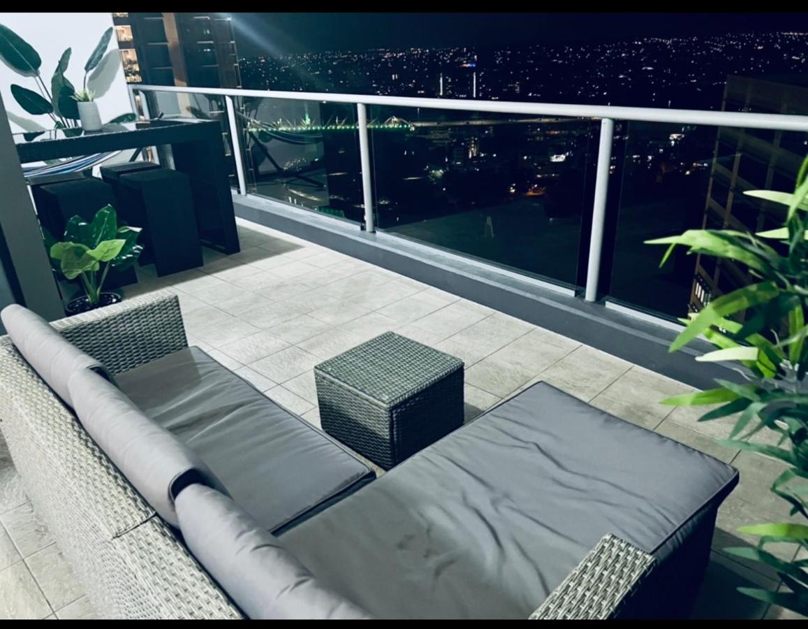 Break Panoramic River Views Free Parking Brisbane