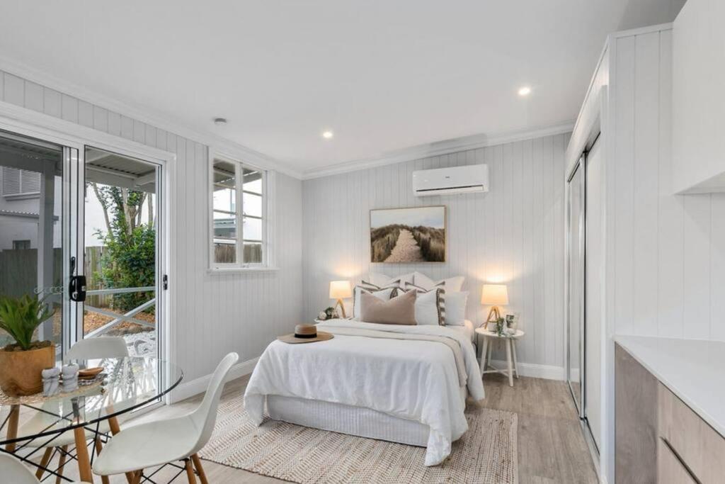 Bright & Modern Waterfront Apartment Brisbane