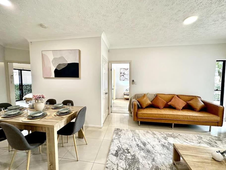 Modern Charm Apt With Outdoor Space And Parking