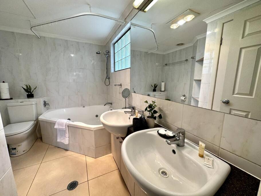 Modern Charm Apt With Outdoor Space And Parking Brisbane