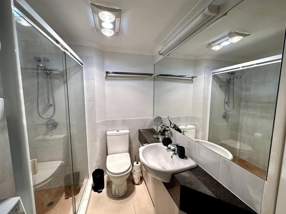 Modern Charm Apt With Outdoor Space And Parking *