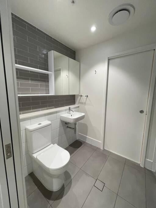 New Modern Next To Westfield Chermside Apartment