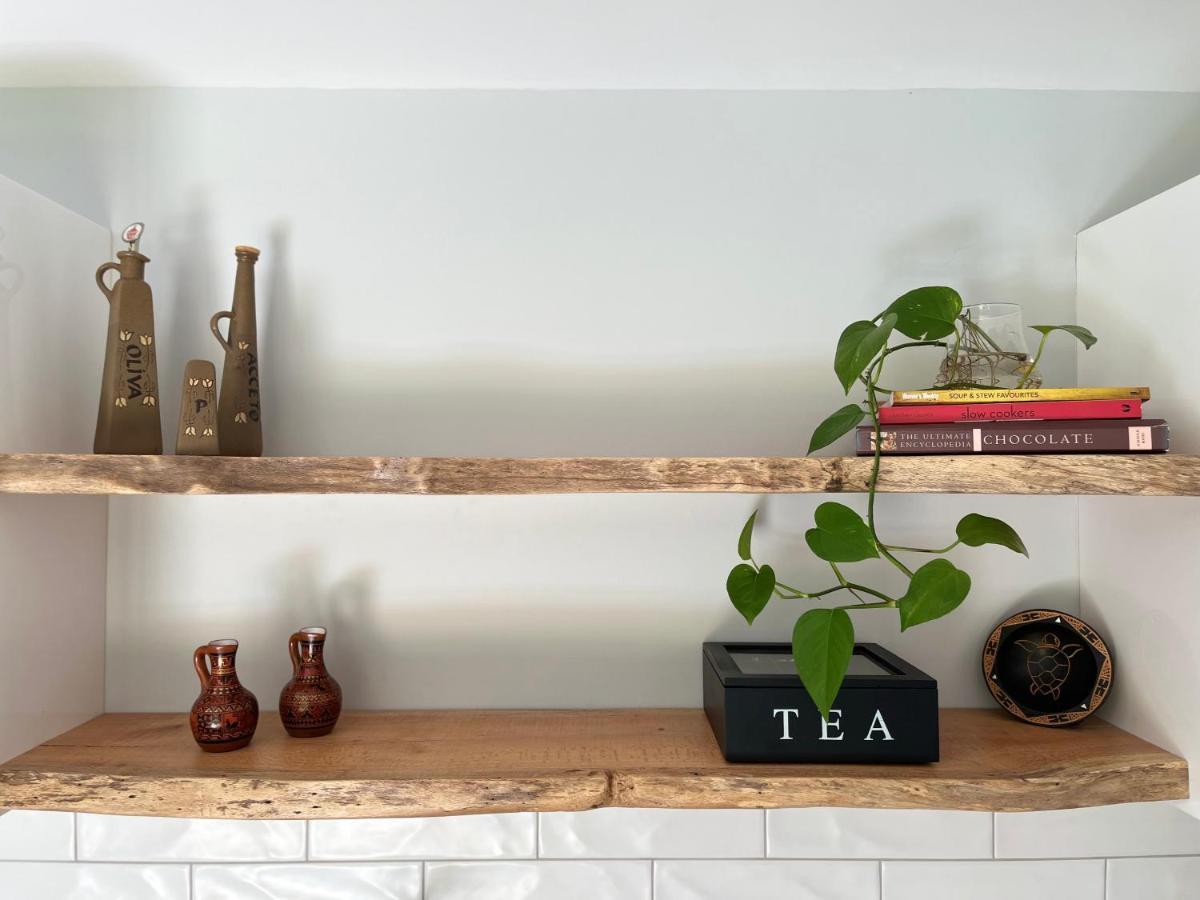 Stylish Guest In Everton Hills Apartment