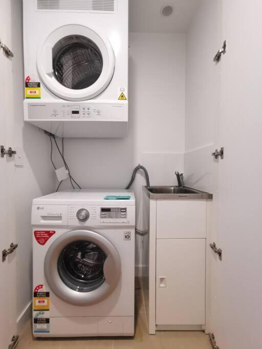 Inner-city Free Parking Indoor Great Location&pool&sauna Apartamento