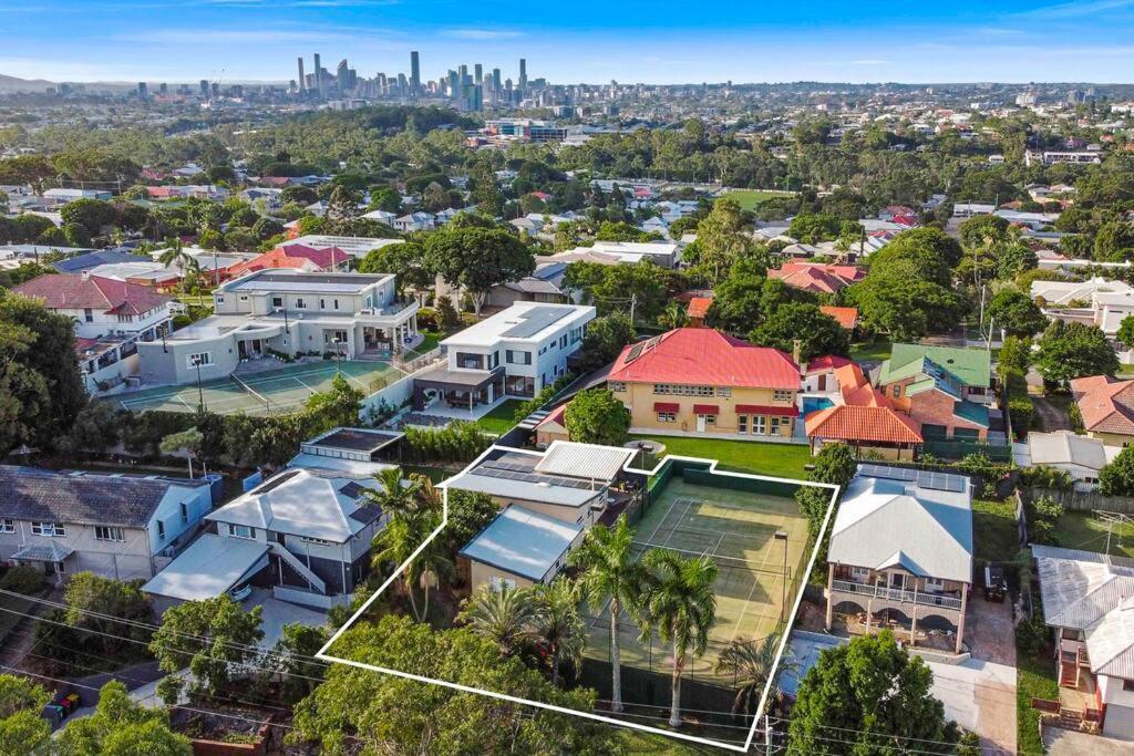 Oasis+spa Tennis Court Holiday home Brisbane