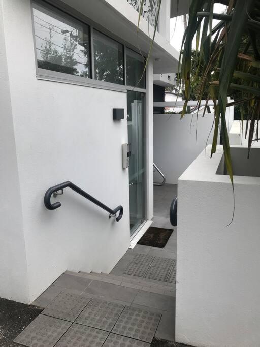 Apartment Location, Location, Location - Very Large Brisbane