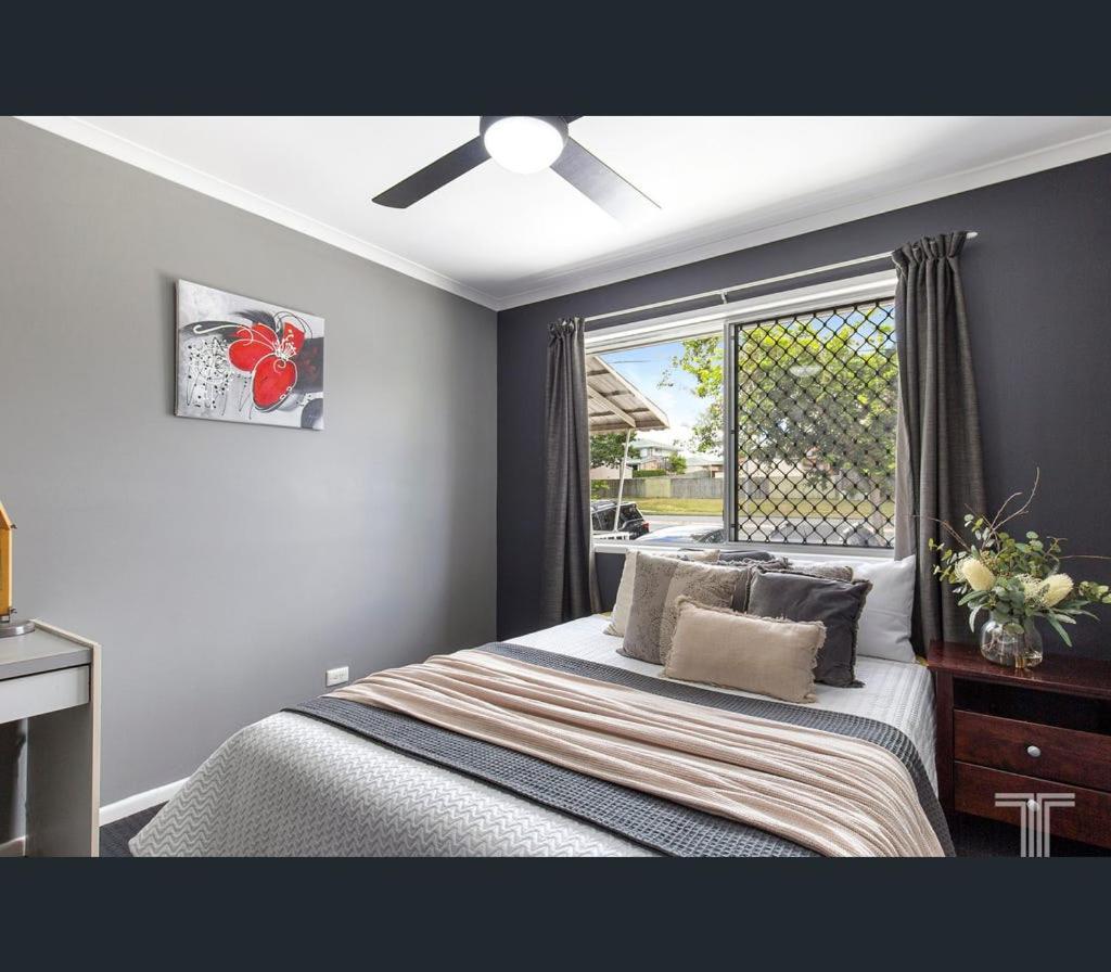 Cheerful Upstairs 3 Bedroom W Free Parking Holiday home