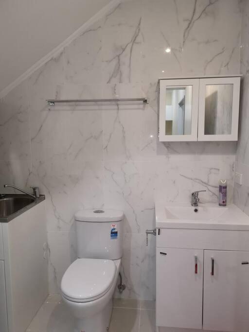 Detached 2 Bdr 2 Storey Granny Flat Close To Shopping Centre