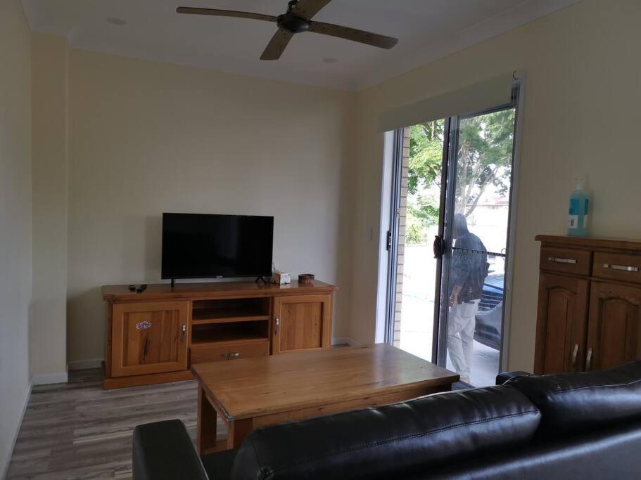 Detached 2 Bdr 2 Storey Granny Flat Close To Shopping Centre *