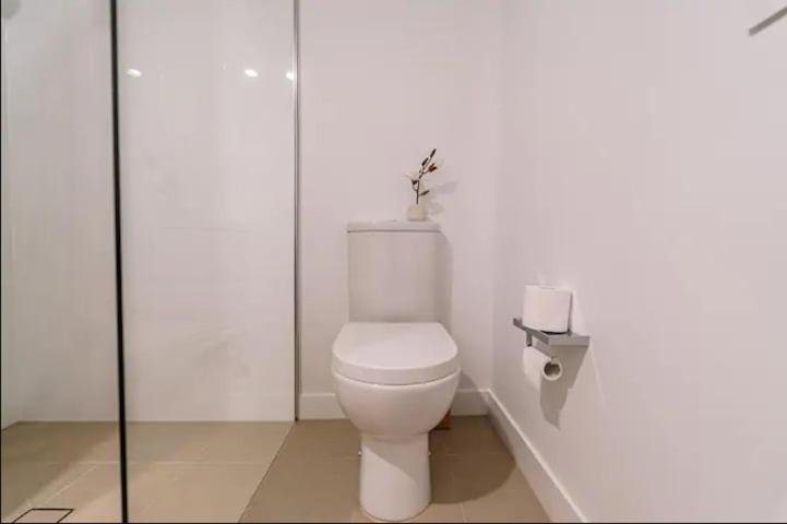 Modern Compact Separate Bathroom *