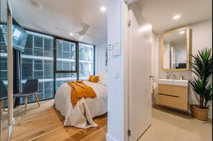 Modern Compact Separate Bathroom Apartment
