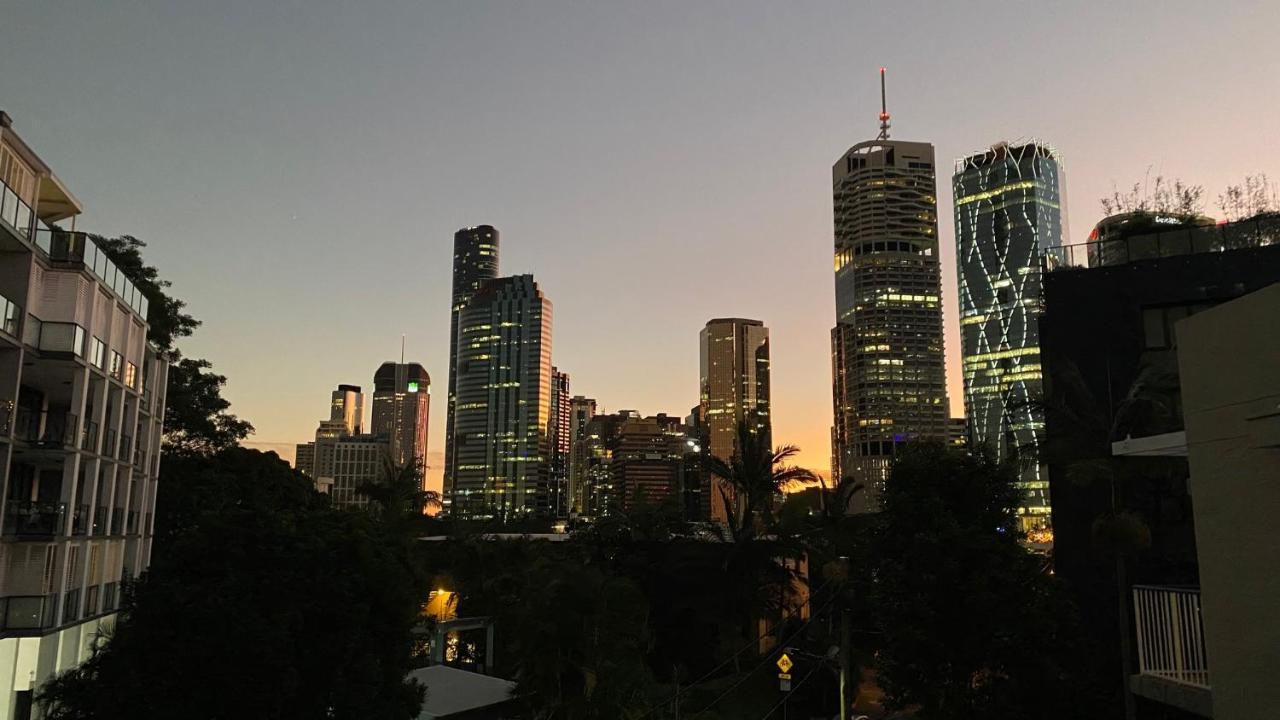 Central, Leafy & Modern 3-bedroom Apartamento *