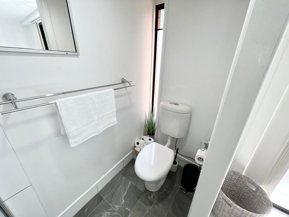Stylish W/ Free Access To Park & Pool Apartment