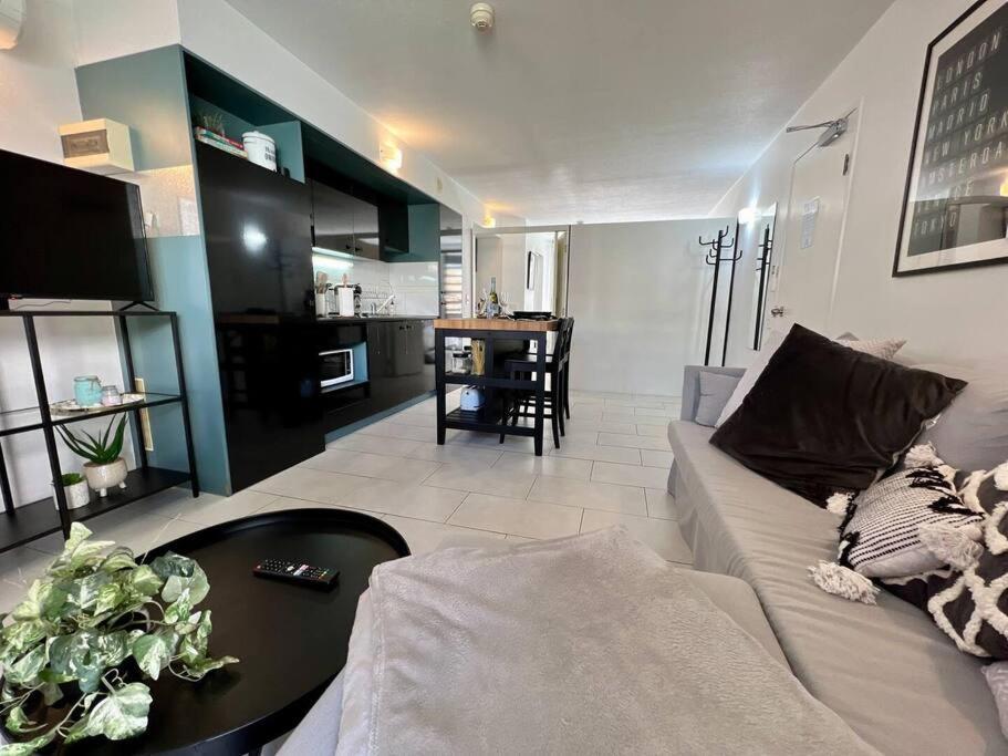 Stylish W/ Free Access To Park & Pool Apartment