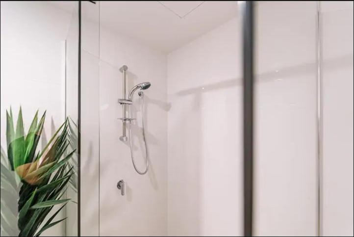 Modern Compact Separate Bathroom Apartment *