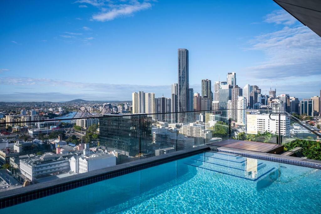 Luxury High-rise Apt With Pool And Parking Apartment *